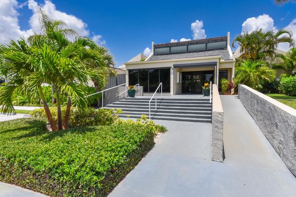 Backyard, Exterior, Facade, Modern