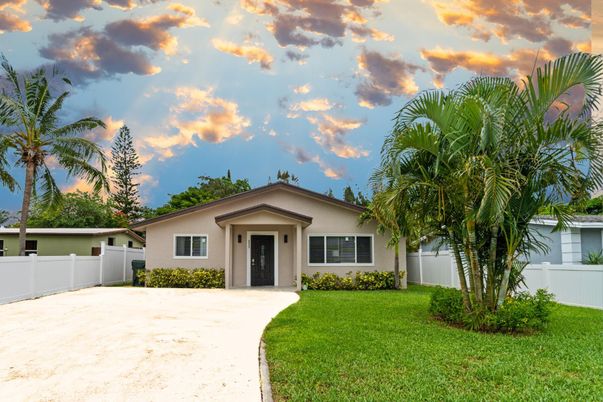 Backyard, Exterior, Facade, Ranch