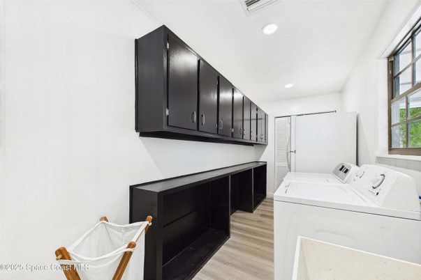 Interior, Recessed Lighting, Washer, Wood Texture Flooring
