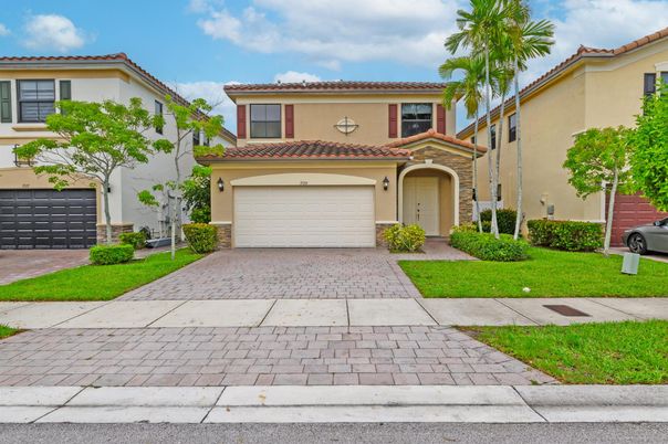 Attached, Exterior, Facade, Mediterranean