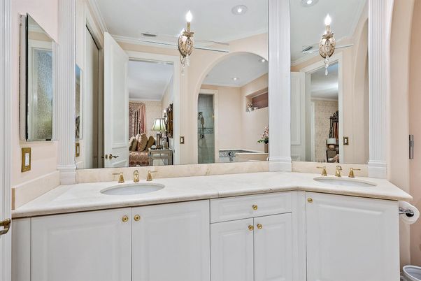 Bathroom, Dual Sink Vanities, Interior, Recessed Lighting
