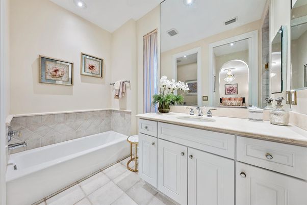 Bathroom, Dual Sink Vanities, Interior, Recessed Lighting