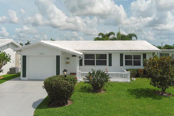 Attached, Exterior, Facade, Ranch