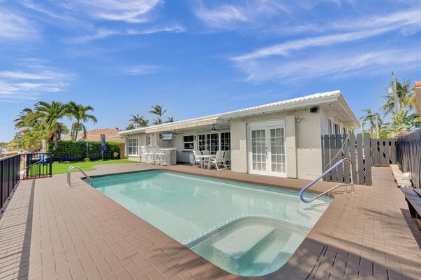 Exterior, Pool