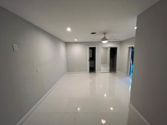 Empty room, Interior, Recessed Lighting