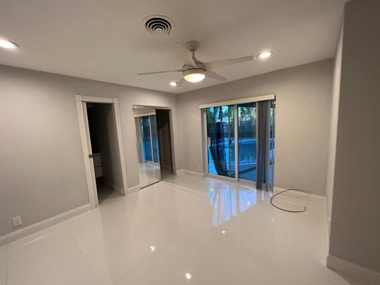 Empty room, Interior, Recessed Lighting