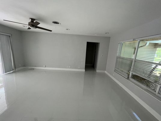 Empty room, Interior