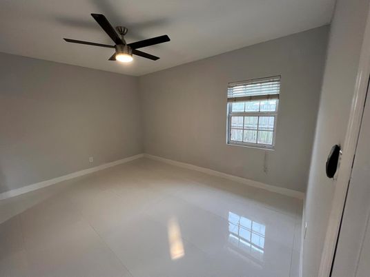 Empty room, Interior