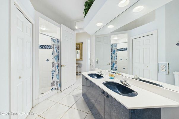 Bathroom, Dual Sink Vanities, Interior, Recessed Lighting