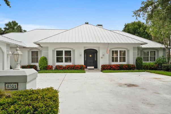 Exterior, Facade, Ranch