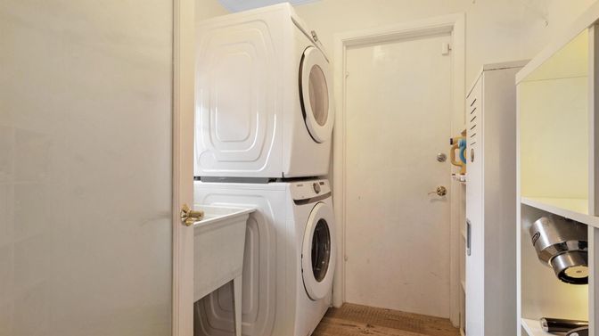 Interior, Utility Closets, Washer, Wood Texture Flooring