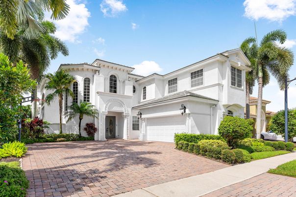 Attached, Exterior, Facade, Mediterranean