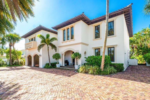 Attached, Exterior, Facade, Mediterranean