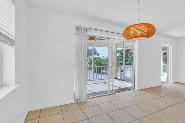 Empty room, Interior, Pendant Lights
