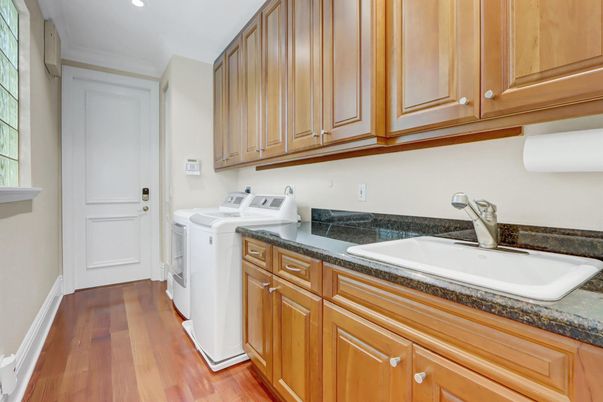 Interior, Recessed Lighting, Washer, Wood Texture Flooring