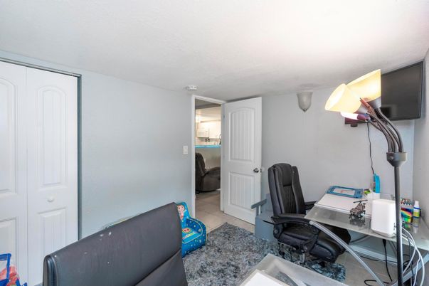 Home Office, Interior