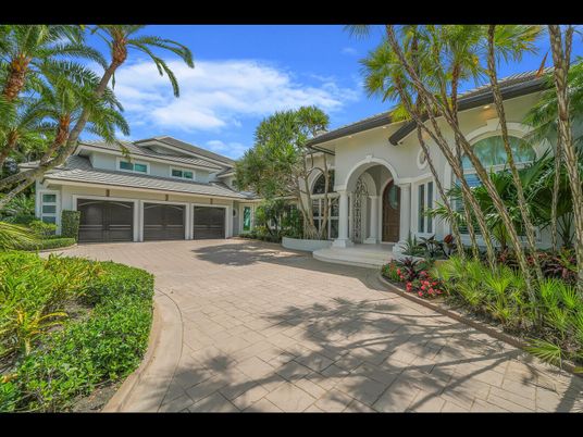 Attached, Exterior, Facade, Mediterranean