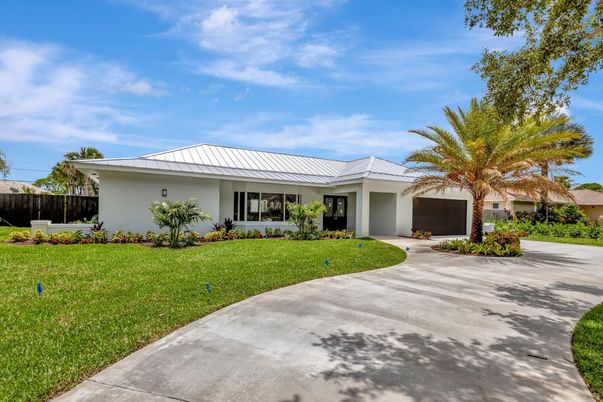 Backyard, Exterior, Facade, Ranch