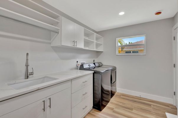 Interior, Recessed Lighting, Washer, Wood Texture Flooring