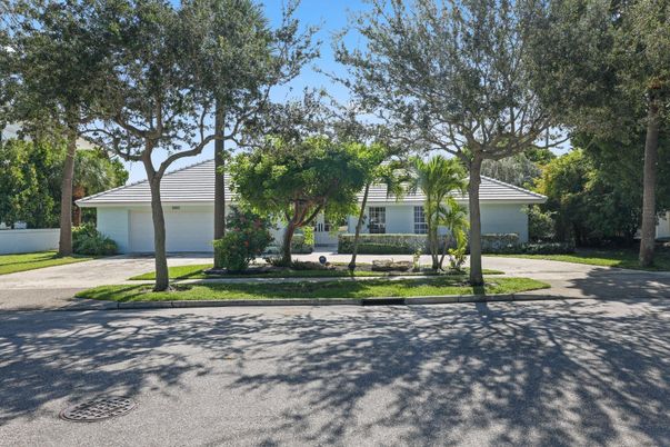 Attached, Exterior, Facade, Ranch