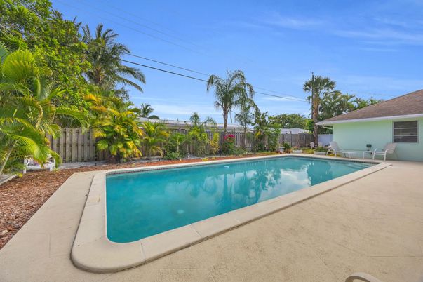 Exterior, Pool