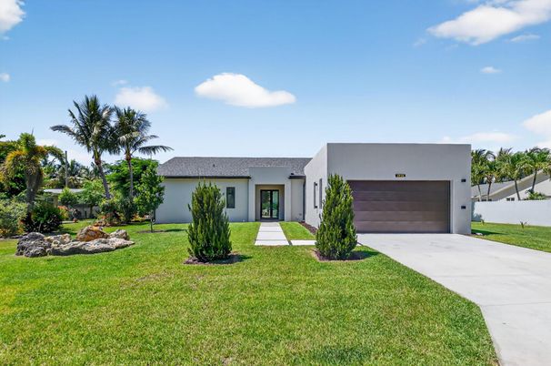 Attached, Backyard, Exterior, Facade, Modern