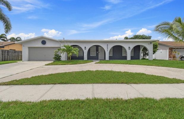 Attached, Exterior, Facade, Ranch