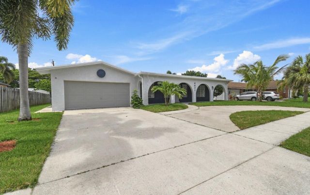 Attached, Exterior, Facade, Ranch