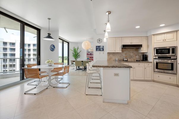 Dining room, Interior, Kitchen, Pendant Lights, Recessed Lighting, Stainless Steel Appliances