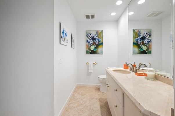 Bathroom, Dual Sink Vanities, Interior, Recessed Lighting