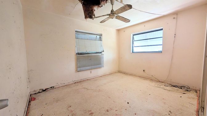 Empty room, Interior