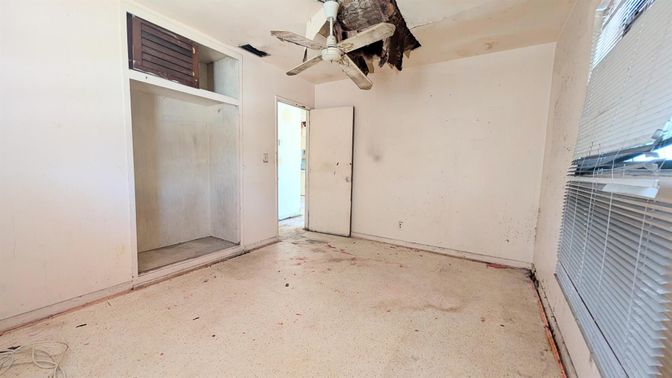 Empty room, Interior