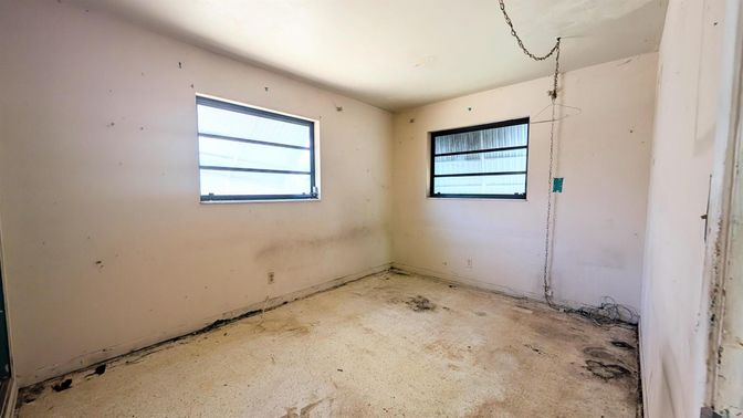 Empty room, Interior