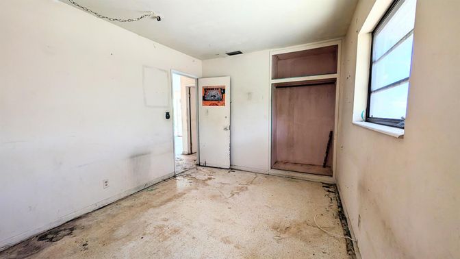 Empty room, Interior