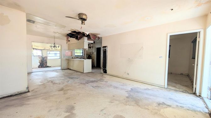 Empty room, Interior