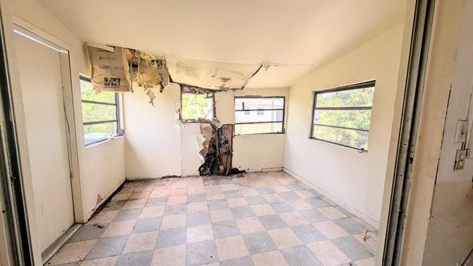 Empty room, Interior