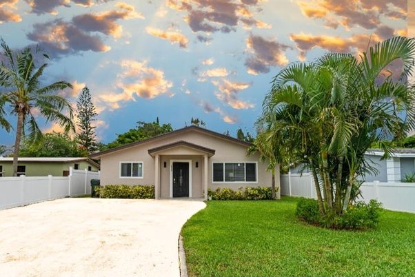 Backyard, Exterior, Facade, Ranch