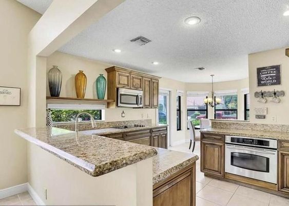Chandelier, Dining room, Interior, Kitchen, Pendant Lights, Recessed Lighting, Stainless Steel Appliances
