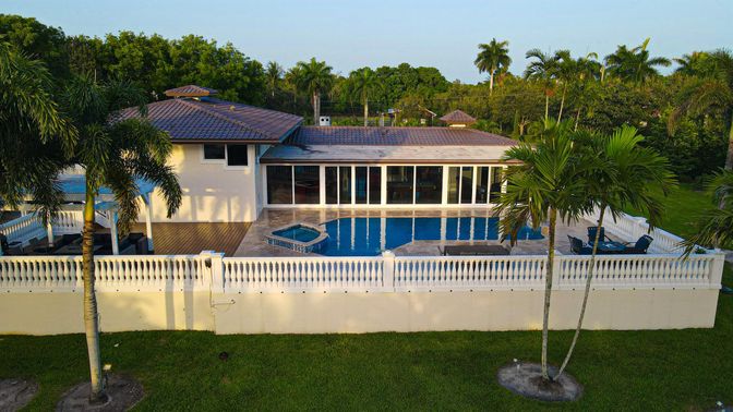 Exterior, Pool