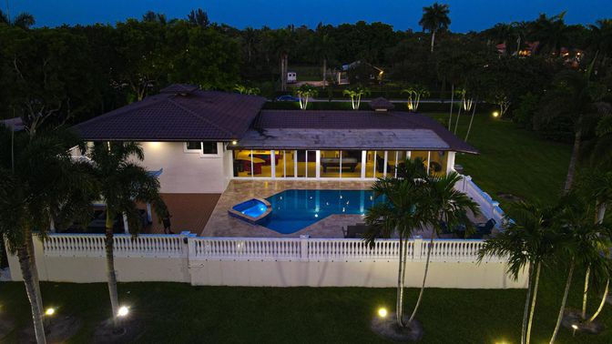 Exterior, Pool
