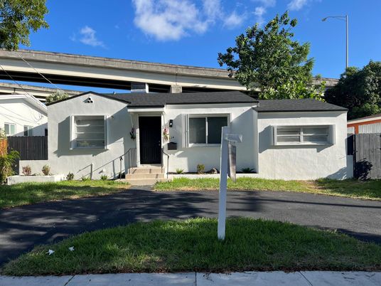 Exterior, Facade, Ranch