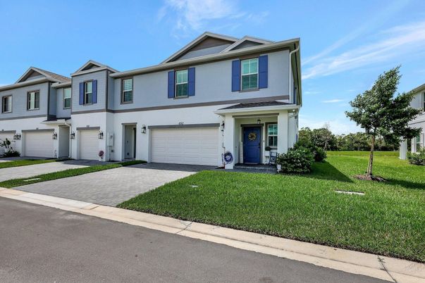 Attached, Exterior, Facade, Farmhouse