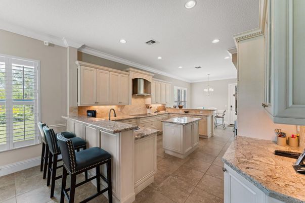 Chandelier, Dining room, Interior, Kitchen, Recessed Lighting, Stainless Steel Appliances