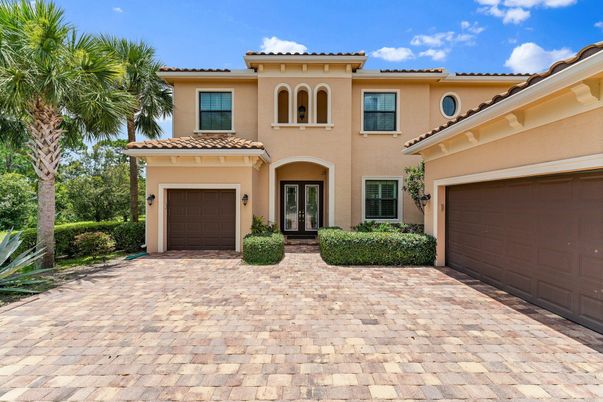 Attached, Exterior, Facade, Mediterranean