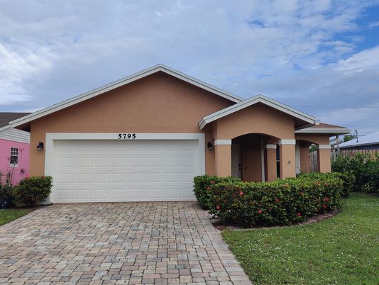Attached, Exterior, Facade, Mediterranean