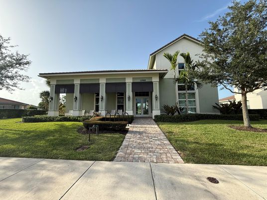 Exterior, Facade, Modern