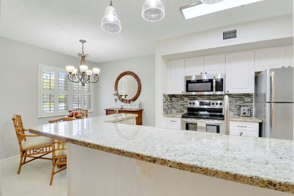 Chandelier, Dining room, Interior, Kitchen, Stainless Steel Appliances