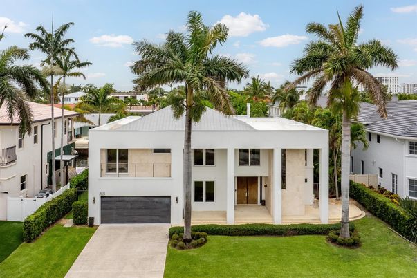 Attached, Exterior, Facade, Modern