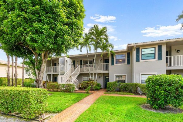 Backyard, Exterior, Facade, Raised Ranch
