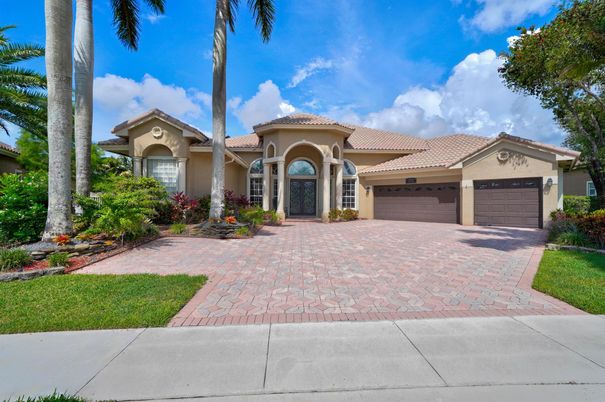 Attached, Exterior, Facade, Mediterranean